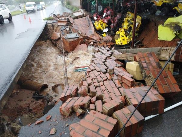 大雨过后，由于房屋被淹没，KZN家庭被疏散