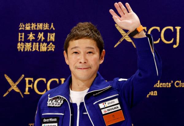 FILE PHOTO: 日本亿万富翁前泽友作在东京举行新闻发布会，讲述他返回日本后的太空之旅