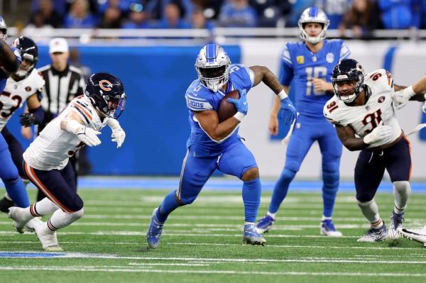 Detroit Lions running back David Mo<em></em>ntgomery finds a hole in the Chicago Bears defense on the go-ahead scoring drive in the fourth quarter at Ford Field in Detroit on Nov. 19, 2023. 