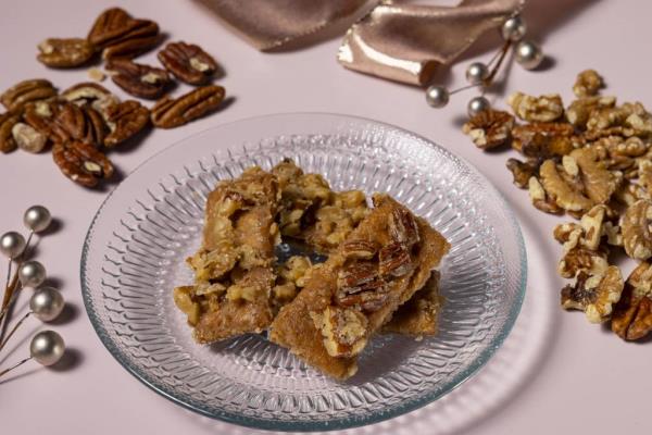 The first place winner in the Chicago Tribune Holiday coo<em></em>kie Co<em></em>ntest is the Graham Cracker Praline by Kathy Evertsberg, Nov. 13, 2023. 