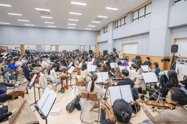 Composer- co<em></em>nductor Park Bum-hoon leads a rehearsal at the Natio<em></em>nal Theater of Korea in Jung-gu. (Natio<em></em>nal Theater of Korea)