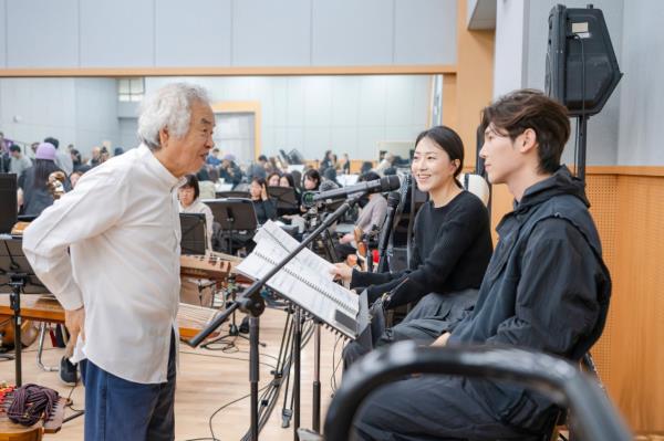 From left: Composer- co<em></em>nductor Park Bum-hoon, pansori singers Yi So-yeon and Kim Jun-soo is seen at a rehearsal. (Natio<em></em>nal Theater of Korea)