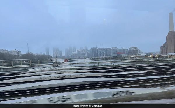 Lo<em></em>ndon Blanketed In Snow As City Prepares For Chilly Weekend, Yellow Warning Issued