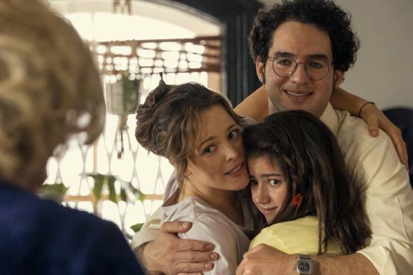 Rachel McAdams as Barbara Simon, Abby Ryder Fortson as Margaret Simon, and Benny Safdie as Herb Simon in "Are You There God?