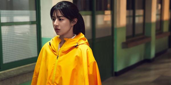 A young Korean girl wearing a yellow jacket in Moving