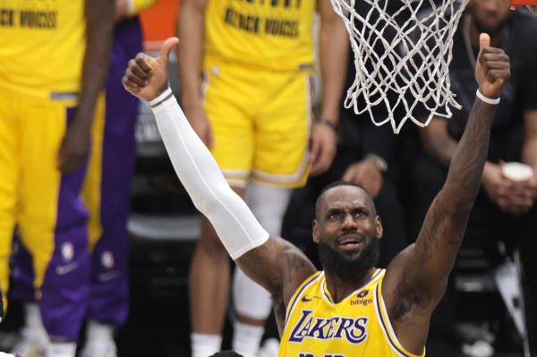 勒布朗·詹姆斯打破NBA 4万分大关