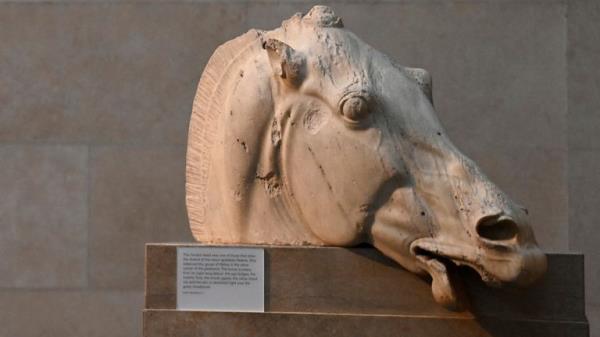 An employee poses as he views a horse's head which forms part of the Parthenon sculptures, sometimes referred to in the UK as the Elgin Marbles, on display at the British Museum in London, Britain, January 25, 2023. REUTERS/Toby Melville</p>

<p>　　