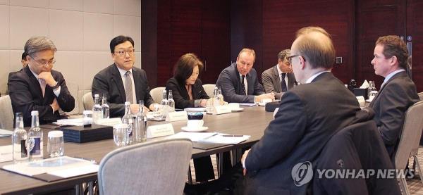 First Vice Finance Minister Kim Byoung-hwan (2nd from L) speaks during a meeting with British business officials in Lo<em></em>ndon on Feb. 6, 2024, in this photo provided by the Ministry of Eco<em></em>nomy and Finance. (PHOTO NOT FOR SALE) (Yonhap)