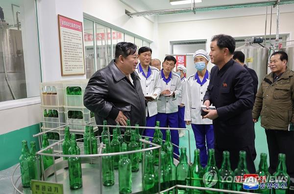 North Korean leader Kim Jong-un (L) visits a factory in Kimwha County in the North's Kangwon Province on Feb. 7, 2024, in this photo released by the Korean Central News Agency the following day. (For Use o<em></em>nly in the Republic of Korea. No Redistribution) (Yonhap)