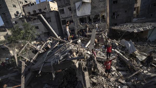 Israeli warplanes hit Maghazi refugee camp in Gaza leaving at least 33 dead