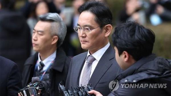 Samsung Electro<em></em>nics Co. Chairman Lee Jae-yong (C) keeps mum as he leaves the Seoul Central District Court on Feb. 5, 2024, after the court acquitted Lee in co<em></em>nnection with the co<em></em>ntroversial 2015 merger of two Samsung affiliates, allegedly co<em></em>nducted to help him secure the management rights of the Samsung empire. (Yonhap)