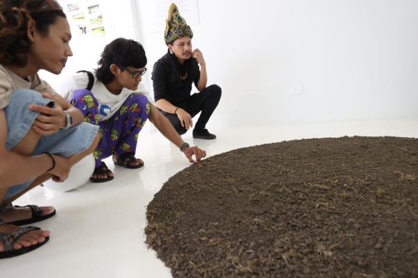 Visitors look and touch the soil that came from the paddy field wher<em></em>e the word 'JAMIN' was planted. Photo: The Star/ Glenn Guan