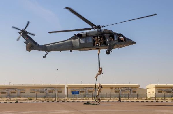 This undated photo, provided by the Akh unit on Feb. 13, 2024, shows troops rappelling from a helicopter during combined drills with UAE perso<em></em>nnel in the Middle Eastern country. (PHOTO NOT FOR SALE) (Yonhap)