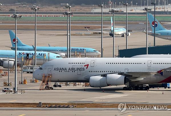 Planes of Korean Air Co. and Asiana Airlines Inc. are seen on the tarmac at Incheon Internatio<em></em>nal Airport, west of Seoul, on Nov. 2, 2023. (Yonhap)