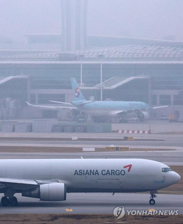 A cargo plane of Asiana Airlines Inc., South Korea's second-largest air carrier, is seen on a runway at Incheon Internatio<em></em>nal Airport, west of Seoul, on Oct. 31, 2023. (Yonhap)