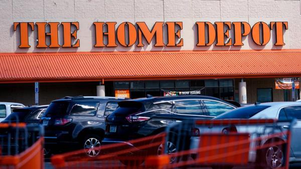 佛罗里达州官员说，帕斯特经营的盗窃团伙从家得宝(Home Depot)偷走了至少140万美元