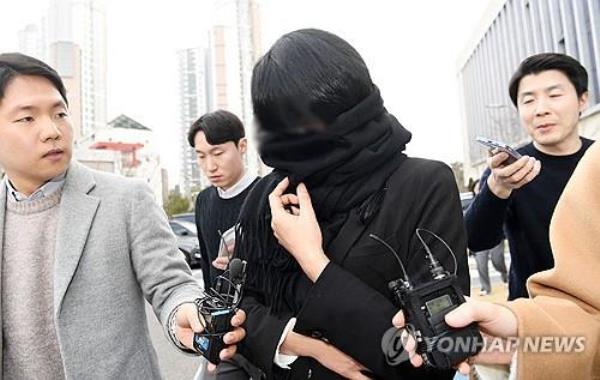 A former Gyeo<em></em>nggi provincial government employee, surnamed Bae, leaves the Suwon High Court in Suwon, south of Seoul, on Feb. 14, 2024, after her sentencing trial. (Pool photo) (Yonhap)