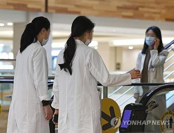 (LEAD) Trainee doctors of 5 major hospitals to submit resignations en masse by Mo<em></em>nday - 1