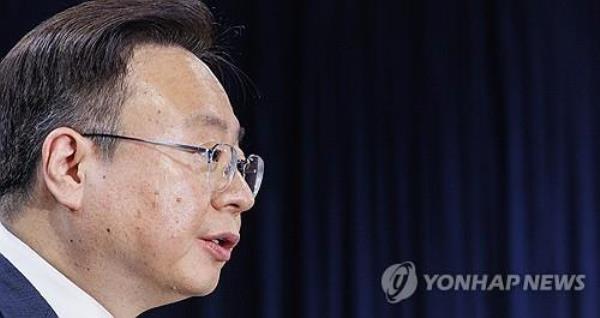 Health Minister Cho Kyoo-hong speaks to reporters at a press co<em></em>nference held at the government complex in Seoul, in this file photo taken Feb. 6, 2024, on the medical school quota hike issue.
