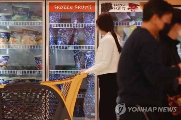 This undated file photo shows frozen fruit products being displayed at a supermarket. (Yonhap)