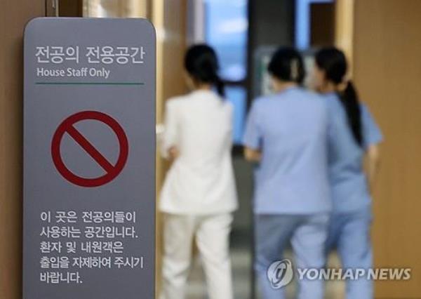 This photo taken at a hospital in Seoul on Feb. 18, 2024, shows medical perso<em></em>nnel moving inside an exclusive area for doctors. (Yonhap)
