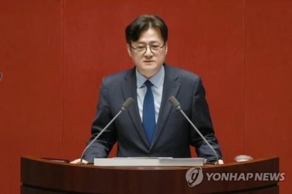 Rep. Hong Ihk-pyo, the floor leader of the main opposition Democratic Party, addresses the Natio<em></em>nal Assembly on Feb. 20, 2024. (Yonhap)