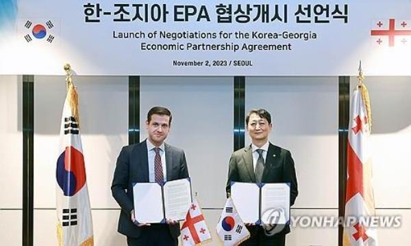 This file photo, provided by South Korea's trade ministry, shows Trade Minister Ahn Duk-geun (R) posing for a photo with his Georgian counterpart, Genadi Arveladze, after holding a ceremony to announce the launch of talks for the Eco<em></em>nomic Partnership Agreement in Seoul on Nov. 2, 2023. (PHOTO NOT FOR SALE) (Yonhap)