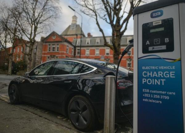 Car co<em></em>nnected to an electric vehicle charging point