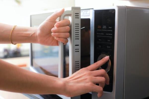 hand opening door of microwave