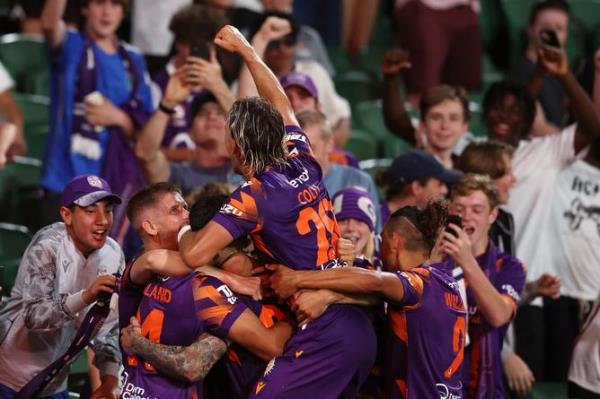 PERTH, AUSTRALIA - NOVEMBER 04: Adam Taggart of the Glory</p>

<p>　　celebrates with team mates after scoring a goal during the A-League Men round three match between Perth Glory and Central Coast Mariners at HBF Park, on November 04, 2023, in Perth, Australia. (Photo by Will Russell/Getty Images)