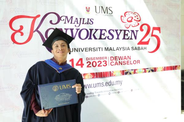 Sean Seadie Kuyubin showing his degree during the 25th UMS convocation.