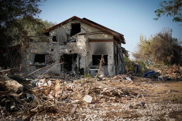A home destroyed during the attack by Hamas is seen within Kibbutz Be'eri on November 23, 2023 in Be-eri, Israel.. On Tuesday night, Israel and Hamas agreed to a four-day pause in fighting that would entail the release of 50 hostages held in Gaza, as well as 150 Palestinian priso<em></em>ners in Israel. On Thursday, Qatar, who helped broker the truce, announced that it would begin at 7:00 am on Friday the 24th, followed by the release of hostages in the afternoon. According to Israeli authorities, around 240 hostages are being held by Hamas in Gaza after being captured from communities in southern Israel on Oct. 7. (Photo by Christopher Furlong/Getty Images)</p>

<p>　　Families Of Hostages Await News After Israel-Hamas Truce Announcement