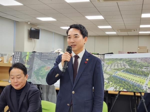 Veterans Minister Park Min-shik (C) speaks to reporters at the defense ministry headquarters in central Seoul on Dec. 20, 2023. (Yonhap)