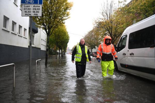  Cork City Council workers Eddie Kelly and Ger Murphy working on the drains as they attempt to clear flood water on South Terrace, Cork City during Storm Babet. on Wednesday morning. Flood scenes Cork City. Pix: Larry Cummins