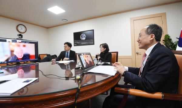Finance Minister Choo Kyung-ho (R) has a videoco<em></em>nference with U.S. Treasury Secretary Janet Yellen on Dec. 20, 2023, in this photo provided by Choo's office. (PHOTO NOT FOR SALE) (Yonhap)