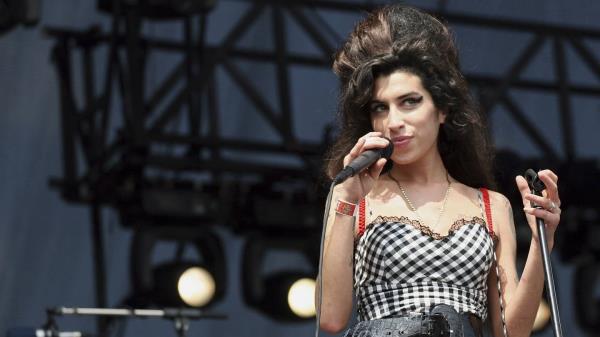 </p>

<p>　　> Known as: Record-breaking English soul and R&B singer</p>

<p>　　> Died on: July 23, 2011</p>

<p>　　> Age at death: 27</p>

<p>　　> Cause of death: Accidental alcohol overdose</p>

<p>　　