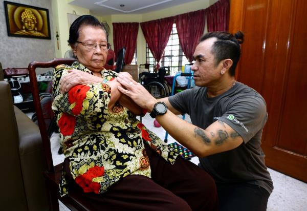 Chia is less dependent on her walking stick and f<em></em>rame since working on mobility and strength training with Ken.