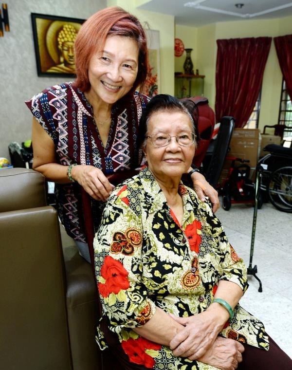 Lee (left) says that her mother has grown more co<em></em>nfident in moving a<em></em>bout their home without any walking aids. 