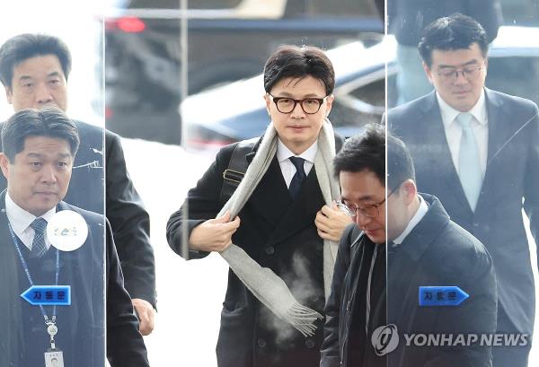 Justice Minister Han Dong-hoon (C) walks into the Natio<em></em>nal Assembly in Seoul, in this photo taken Dec. 20, 2023. (Yonhap)