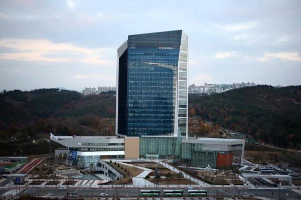 This photo provided by Korea Natio<em></em>nal Oil Corp. shows its headquarters in Ulsan, 300 kilometers southeast of Seoul. (PHOTO NOT FOR SALE) (Yonhap)