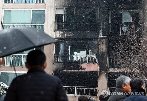 This photo, taken Dec. 25, 2023, shows parts of an apartment building charred by a fire in Seoul's Dobong district at around 4:57 a.m. The fire left two people dead and injured 29 others. (Yonhap)