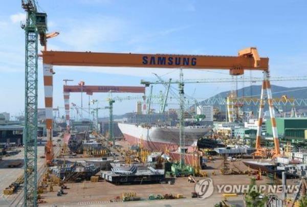 This photo, provided by the Ministry of Trade, Industry and Energy, shows cranes at Samsung Heavy Industries' shipyard in Geoje, 470 kilometers southeast of Seoul. (PHOTO NOT FOR SALE) (Yonhap)