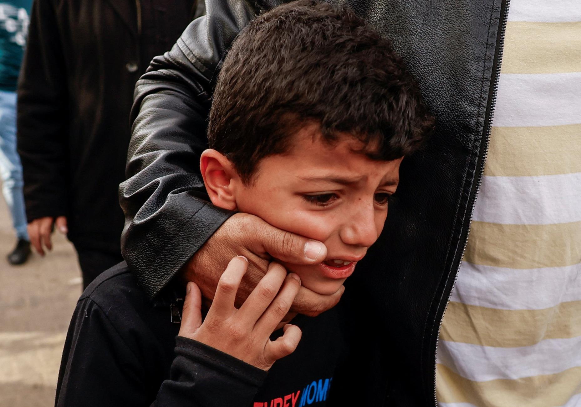 A boy reacts as relatives of Palestinians killed in Israeli strikes mourn at Al-Nasser hospital, amid the o<em></em>ngoing co<em></em>nflict between Israel and Palestinian resistance group Hamas, in Khan Younis, Gaza Strip, Palestine, Nov. 19, 2023. (Reuters Photo)