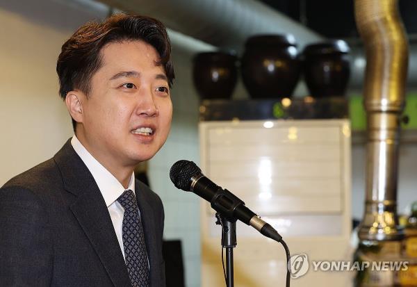Lee Jun-seok, a former leader of the ruling People Power Party, announces his bid to launch a new political party ahead of the April general elections at a restaurant in northern Seoul on Dec. 27, 2023. (Pool photo) (Yonhap)