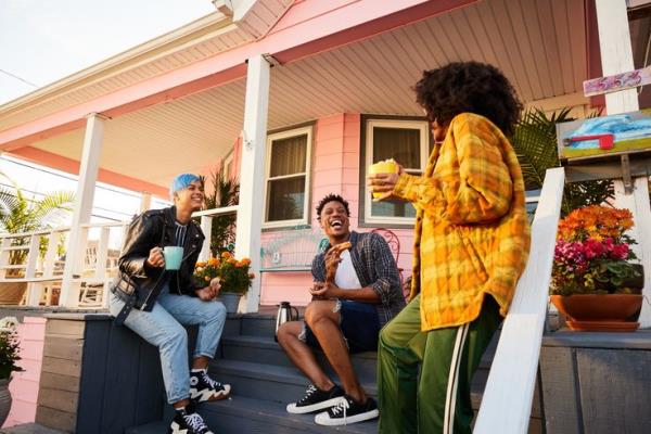 Individuals portrayed are models</p>

<p>　　Friends co<em></em>nvene on the steps of a house