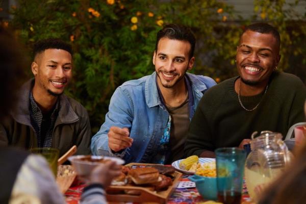 Individuals portrayed are models</p>

<p>　　Friends enjoy dinner together