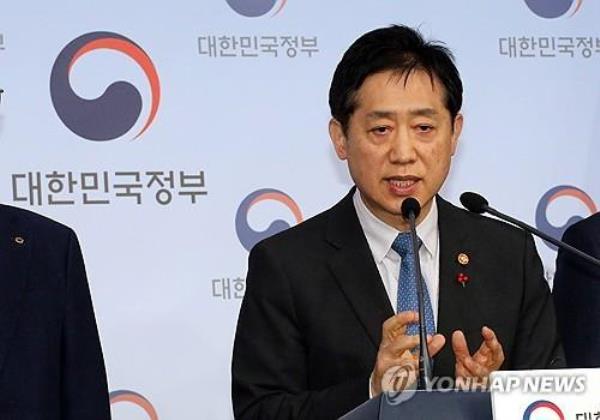 Financial Services Commission Chairman Kim Joo-hyeon unveils government measures to address the fallout from the debt workout of Taeyoung Engineering & Co<em></em>nstruction Co. during a press briefing at the government complex in central Seoul on Dec. 28, 2023. (Yonhap)
