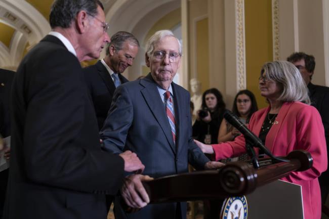参议院共和党领袖米奇·麦康奈尔(Mitch McConnell)说到一半就僵住了，短暂离开了新闻发布会